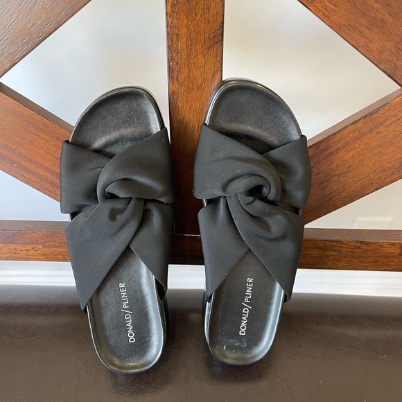 Donald  Pliner Women's Black Folley Slide Sandals size 8 summer work  concert - Picture 14 of 16